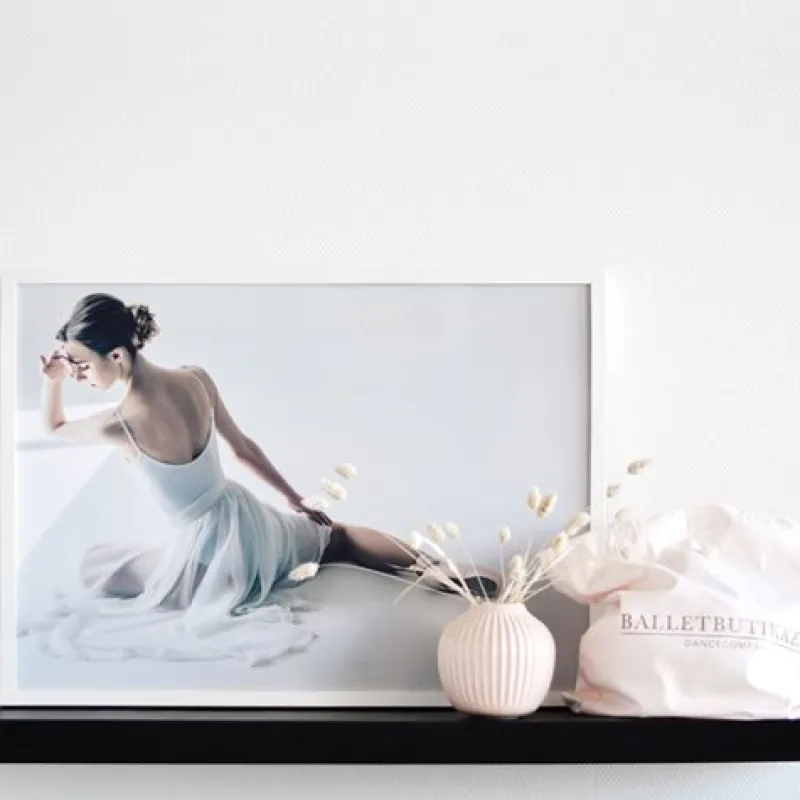 Dansebutikken Andet Til Ballet-Balletplakat med yndig hvid ballerina