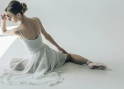 Dansebutikken Andet Til Ballet-Balletplakat med yndig hvid ballerina