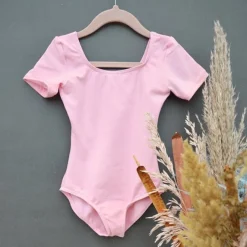 Børn Dansebutikken Dragter Piger|Balletdragter Børn-Bloch mørk rosa dragt m.kort ærme til piger