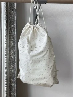 Dansebutikken Andet Til Ballet-Creme balletpose