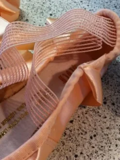 Dansebutikken Balletsko Tilbehør-Elegant hullet elastisk bånd til balletsko