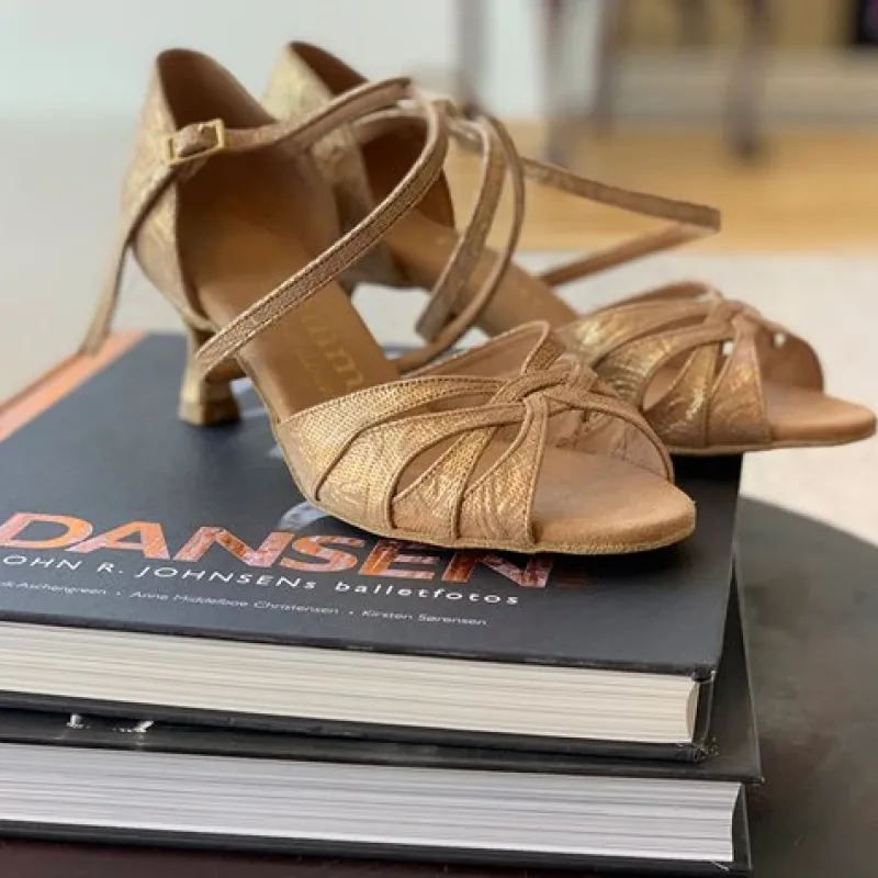 Dame Dansebutikken Brudesko|Salsasko Damer-Lys guld brokade dansesko 5 cm hæl Rummos