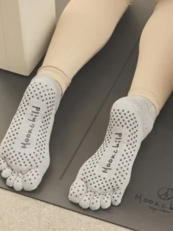 Dansebutikken Andet Til Yoga-Moonchild grå toe socks til yoga