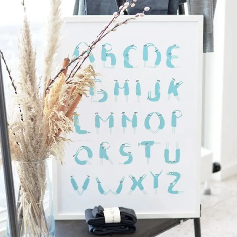 Dansebutikken Andet Til Yoga-Plakat med alfabet bogstaver formet som yogastillinger