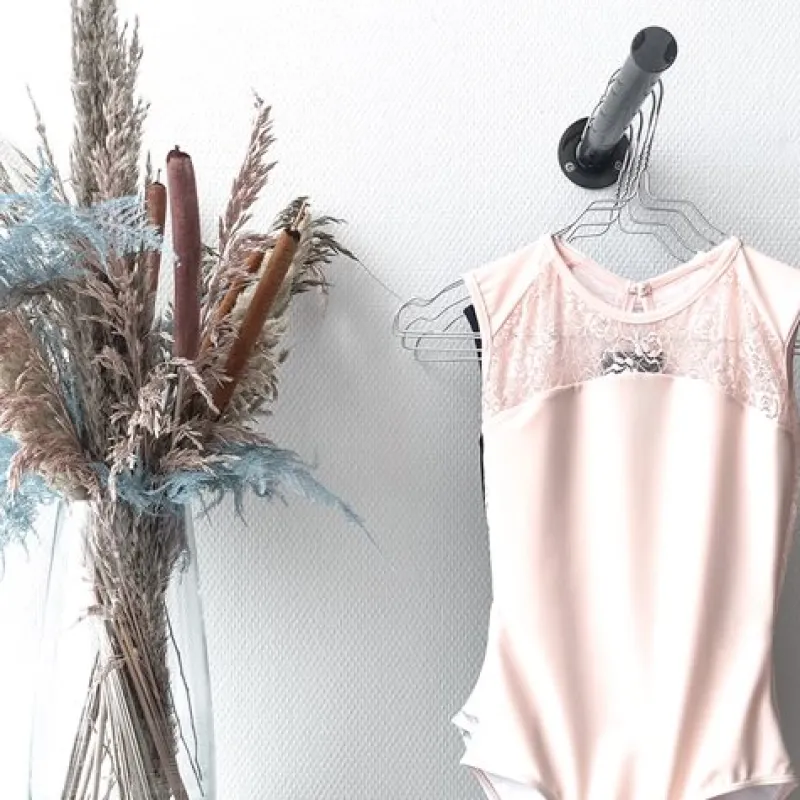 Dame Dansebutikken Balletdragter Damer-Pudderfarvet dragt m. blonde fra ballet Rosa