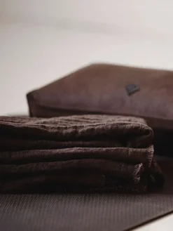 Dansebutikken Andet Til Yoga-Simple Days yogasjal i mørkebrun