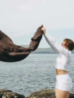 Dansebutikken Andet Til Yoga-Simple Days yogasjal i mørkebrun